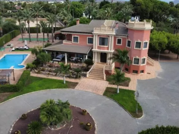6-bedroom Villa In Elche, Spain (500 M²)