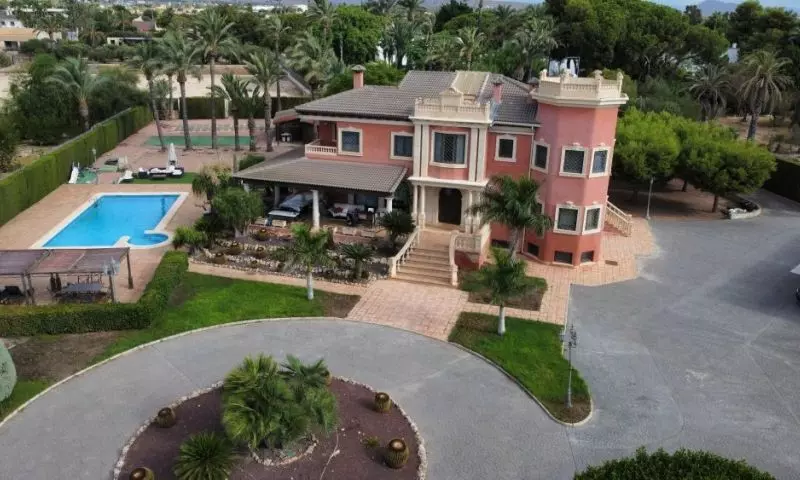 6-bedroom Villa In Elche, Spain (500 M²)