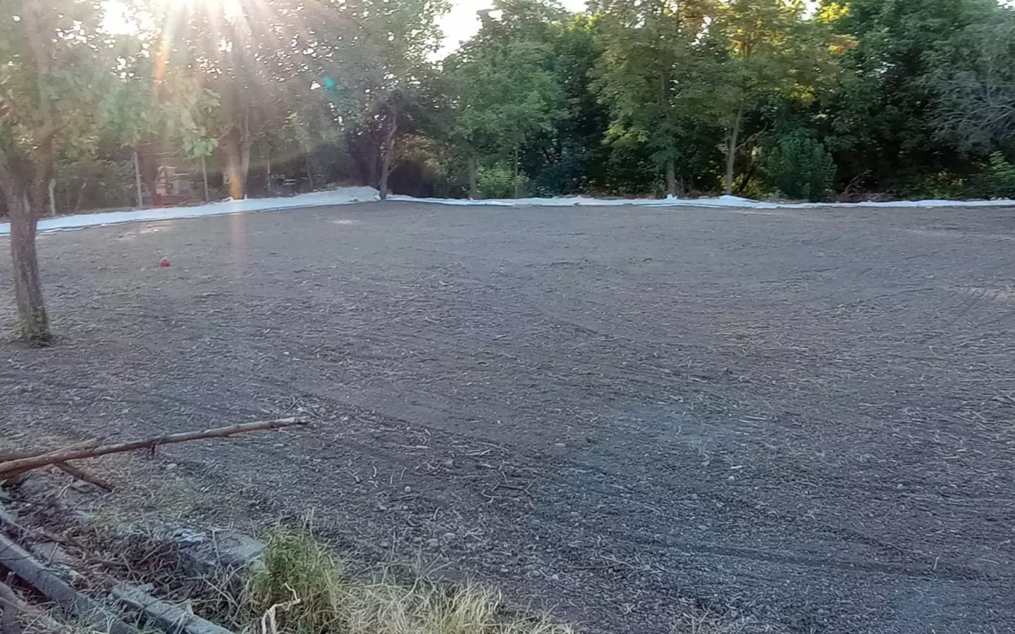 Sunny House By The River In Bulgaria – 1,900 M² Plot, Garage, Private Well & Renovation Potential