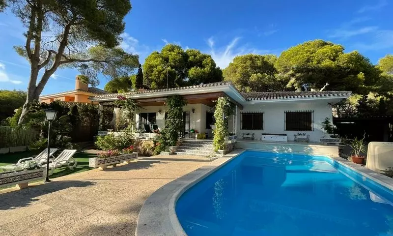 6-bedroom Villa In Pilar De La Horadada, Spain (250 M²)