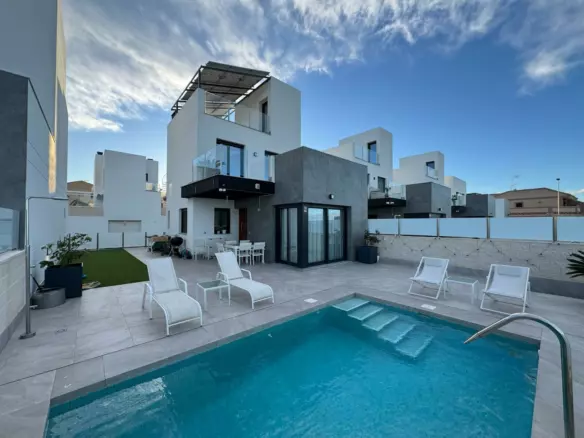 3-bedroom Villa In Torrevieja, Spain (197 M²)