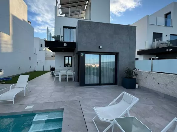 3-bedroom Villa In Torrevieja, Spain (197 M²)