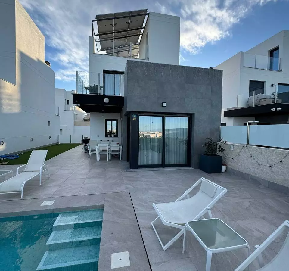 3-bedroom Villa In Torrevieja, Spain (197 M²)