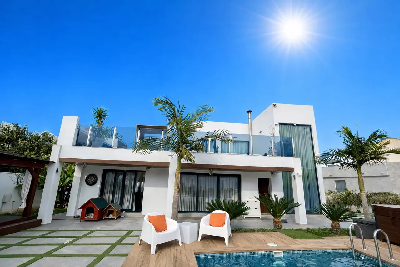 3-bedroom Villa In Torrevieja, Spain (241 M²)