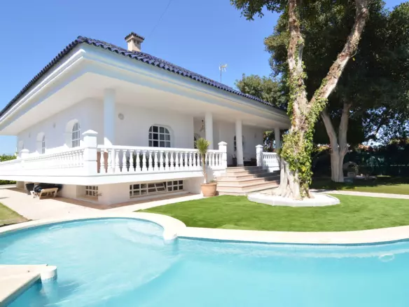 4-bedroom Villa In Torrevieja, Spain (520 M²)