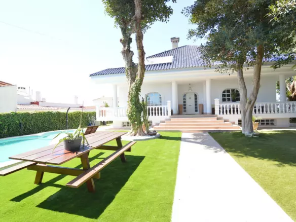 4-bedroom Villa In Torrevieja, Spain (520 M²)