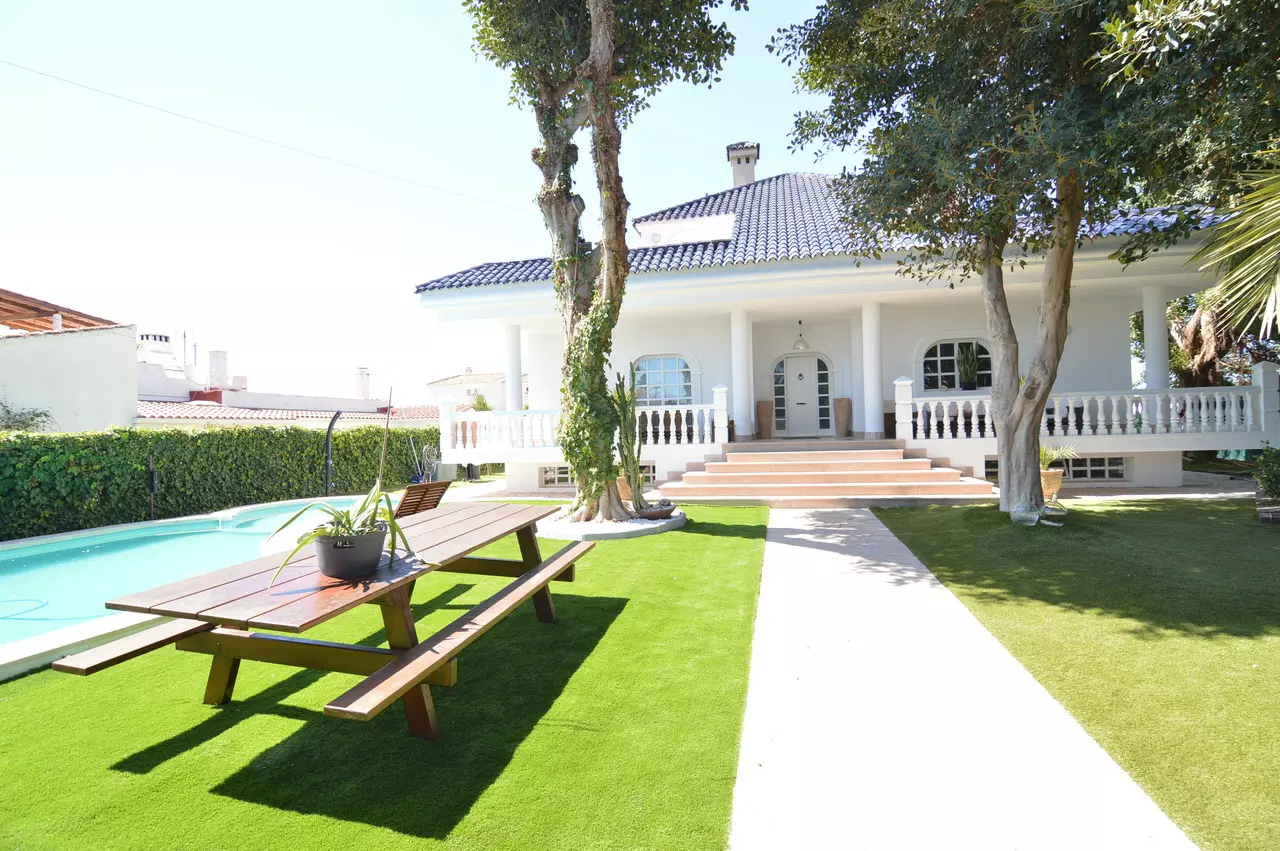 4-bedroom Villa In Torrevieja, Spain (520 M²)
