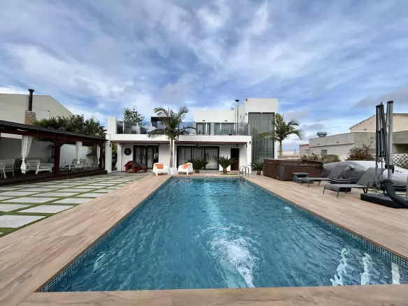 3-bedroom Villa In Torrevieja, Spain (241 M²)