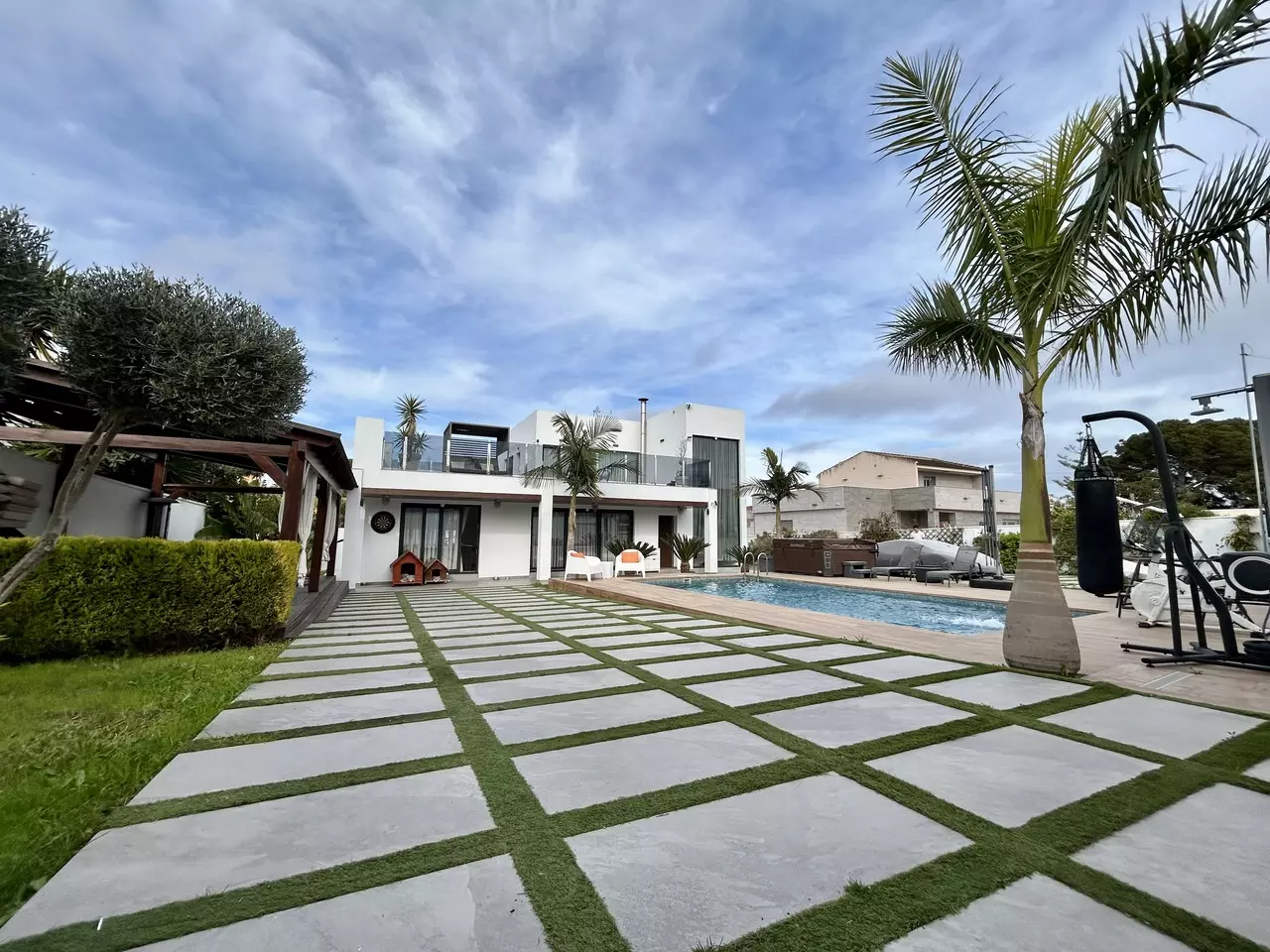 3-bedroom Villa In Torrevieja, Spain (241 M²)