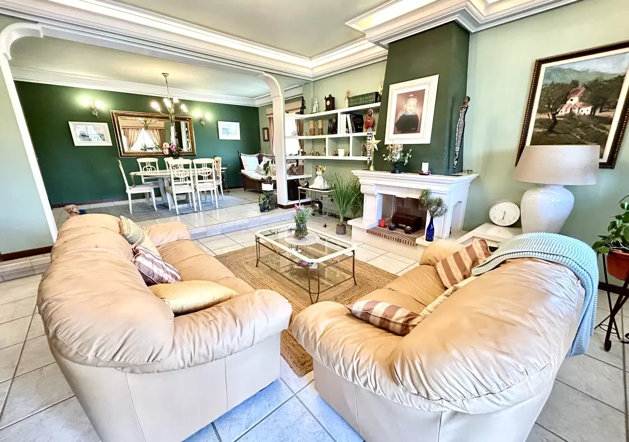 6-bedroom Villa In Torrevieja, Spain (440 M²)
