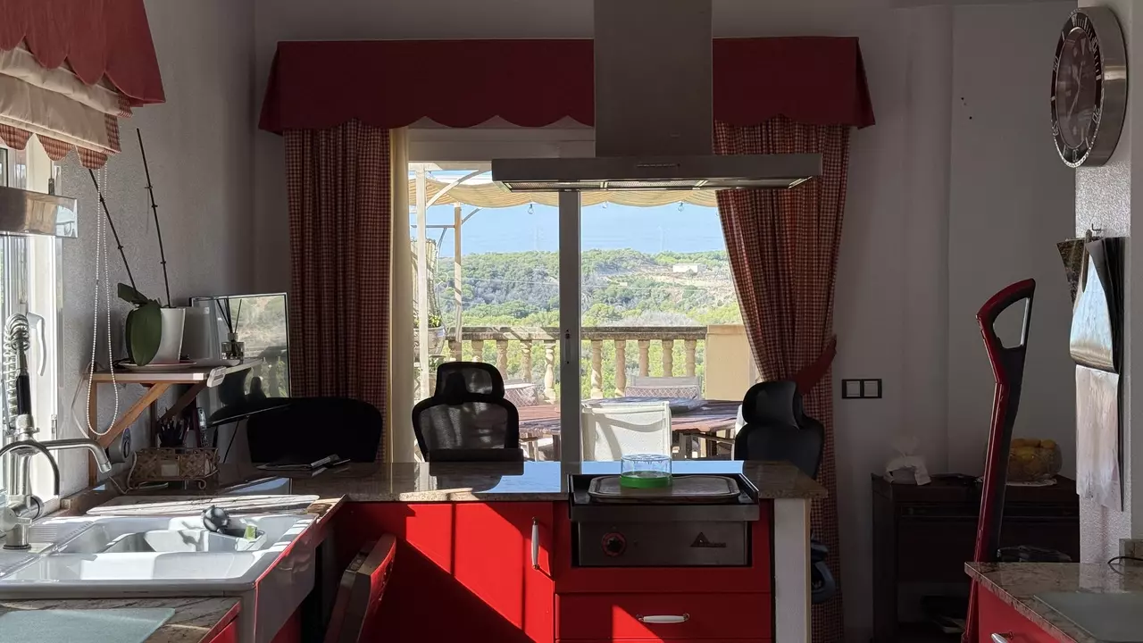 5-bedroom Villa In Villamartin, Spain (214 M²)