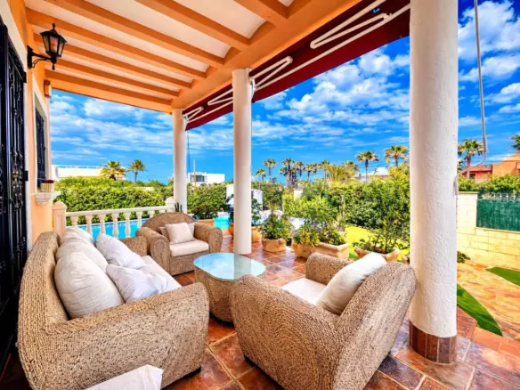 6-bedroom Villa In Torrevieja, Spain (440 M²)