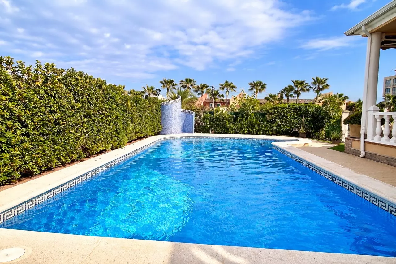 6-bedroom Villa In Torrevieja, Spain (440 M²)