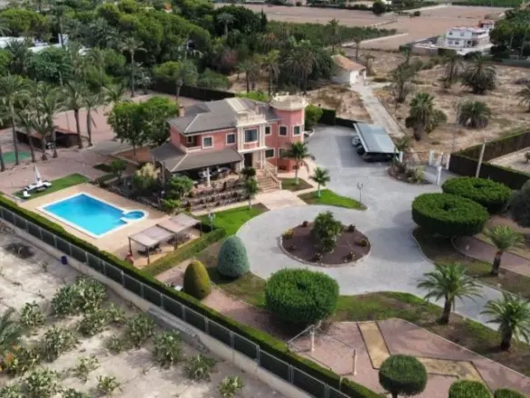 6-bedroom Villa In Elche, Spain (500 M²)