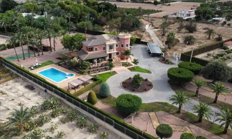 6-bedroom Villa In Elche, Spain (500 M²)