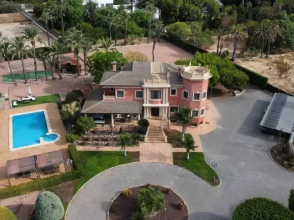 6-bedroom Villa In Elche, Spain (500 M²)