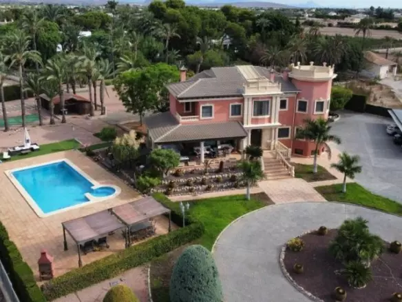 6-bedroom Villa In Elche, Spain (500 M²)