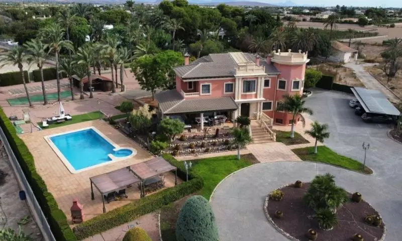 6-bedroom Villa In Elche, Spain (500 M²)