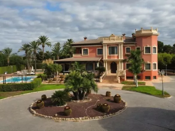 6-bedroom Villa In Elche, Spain (500 M²)