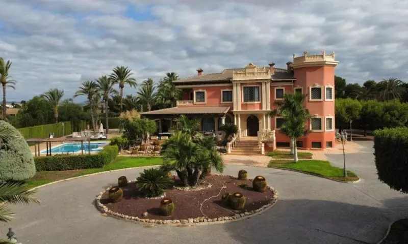 6-bedroom Villa In Elche, Spain (500 M²)