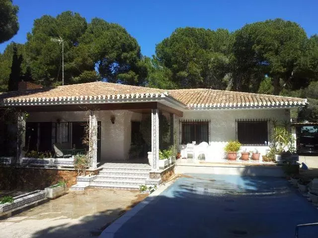 6-bedroom Villa In Pilar De La Horadada, Spain (250 M²)