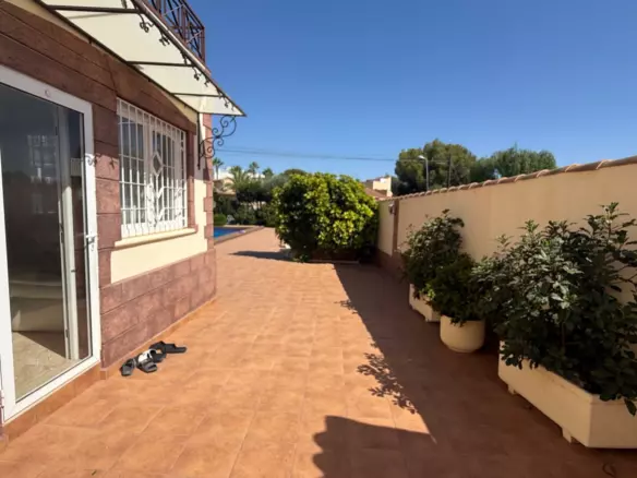 7-bedroom Villa In Torrevieja, Spain (311 M²)