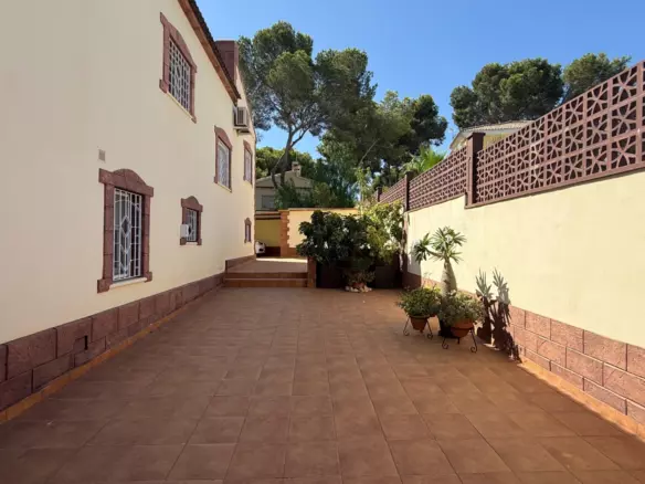 7-bedroom Villa In Torrevieja, Spain (311 M²)