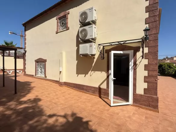 7-bedroom Villa In Torrevieja, Spain (311 M²)