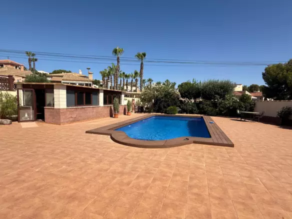 7-bedroom Villa In Torrevieja, Spain (311 M²)