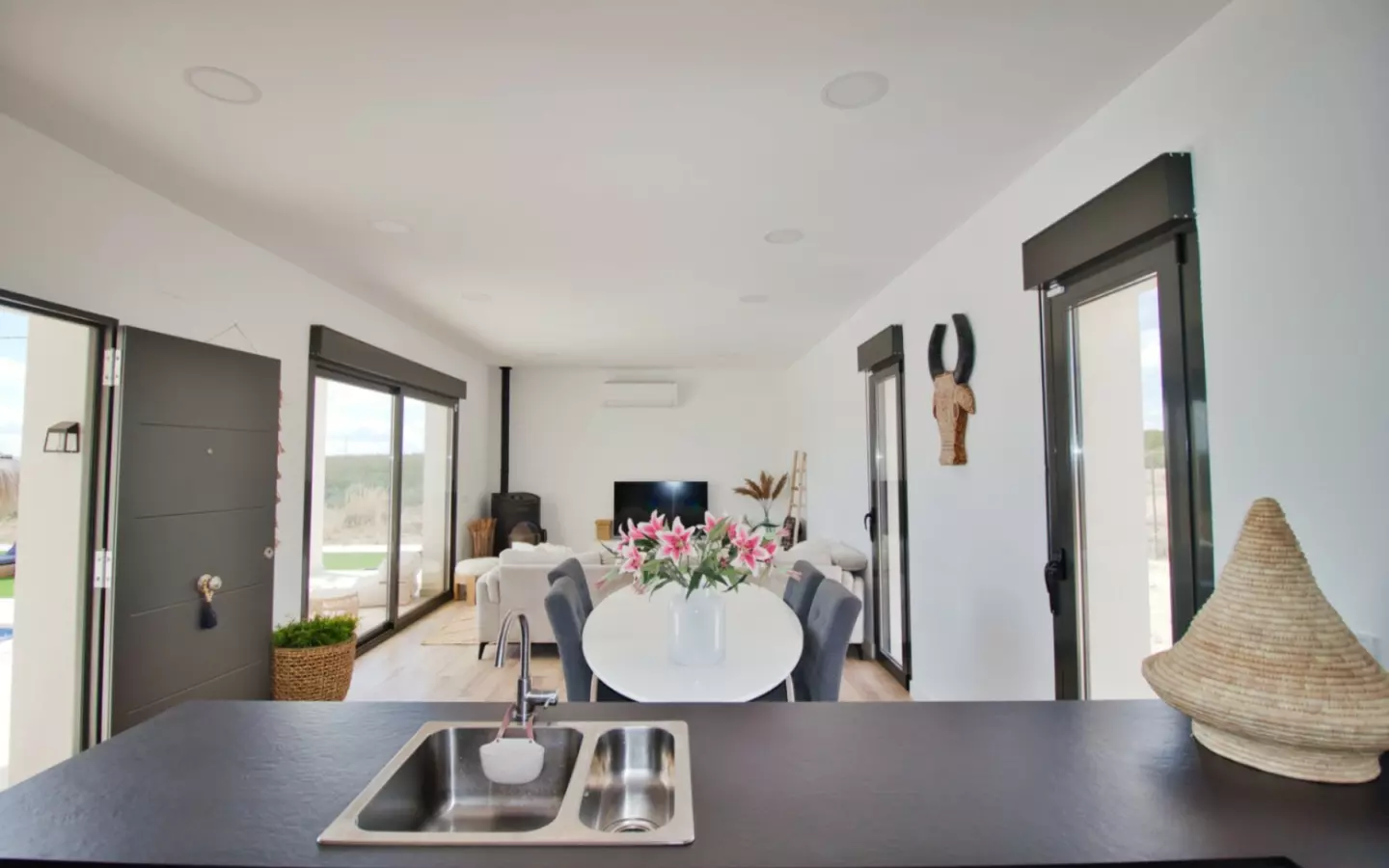 3-bedroom Villa In Pinoso, Spain (175 M²)