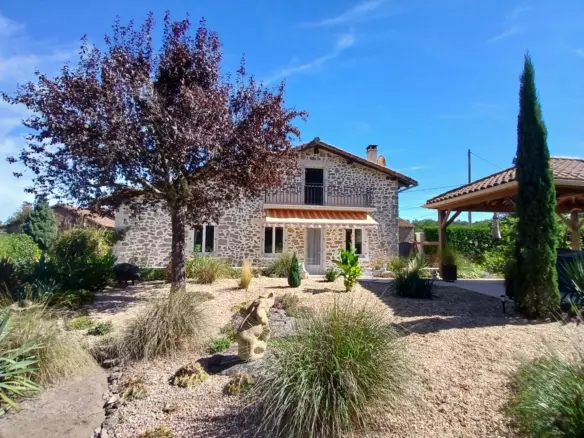 5-bedroom House In Busserolles, France (191 M²)