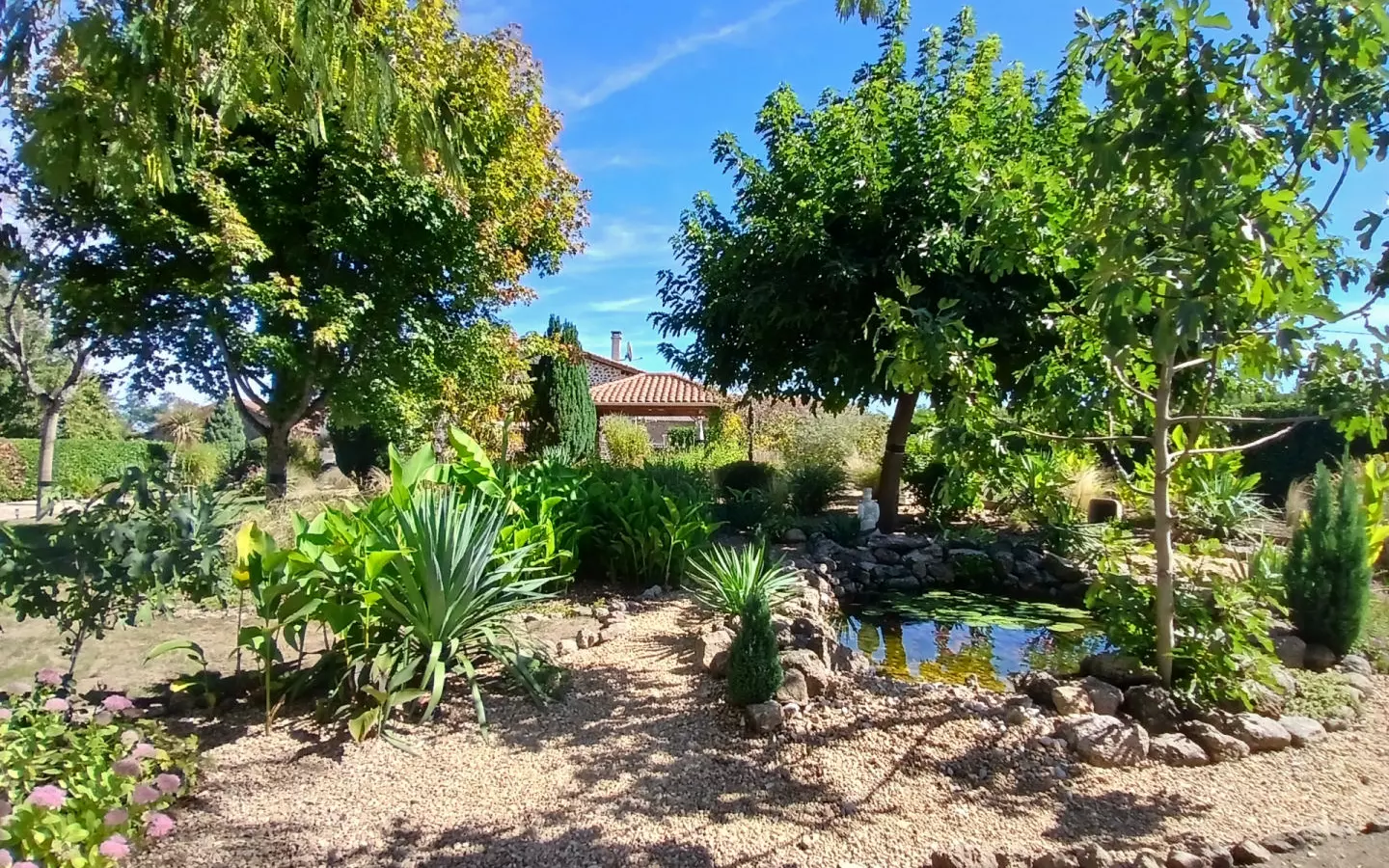 5-bedroom House In Busserolles, France (191 M²)