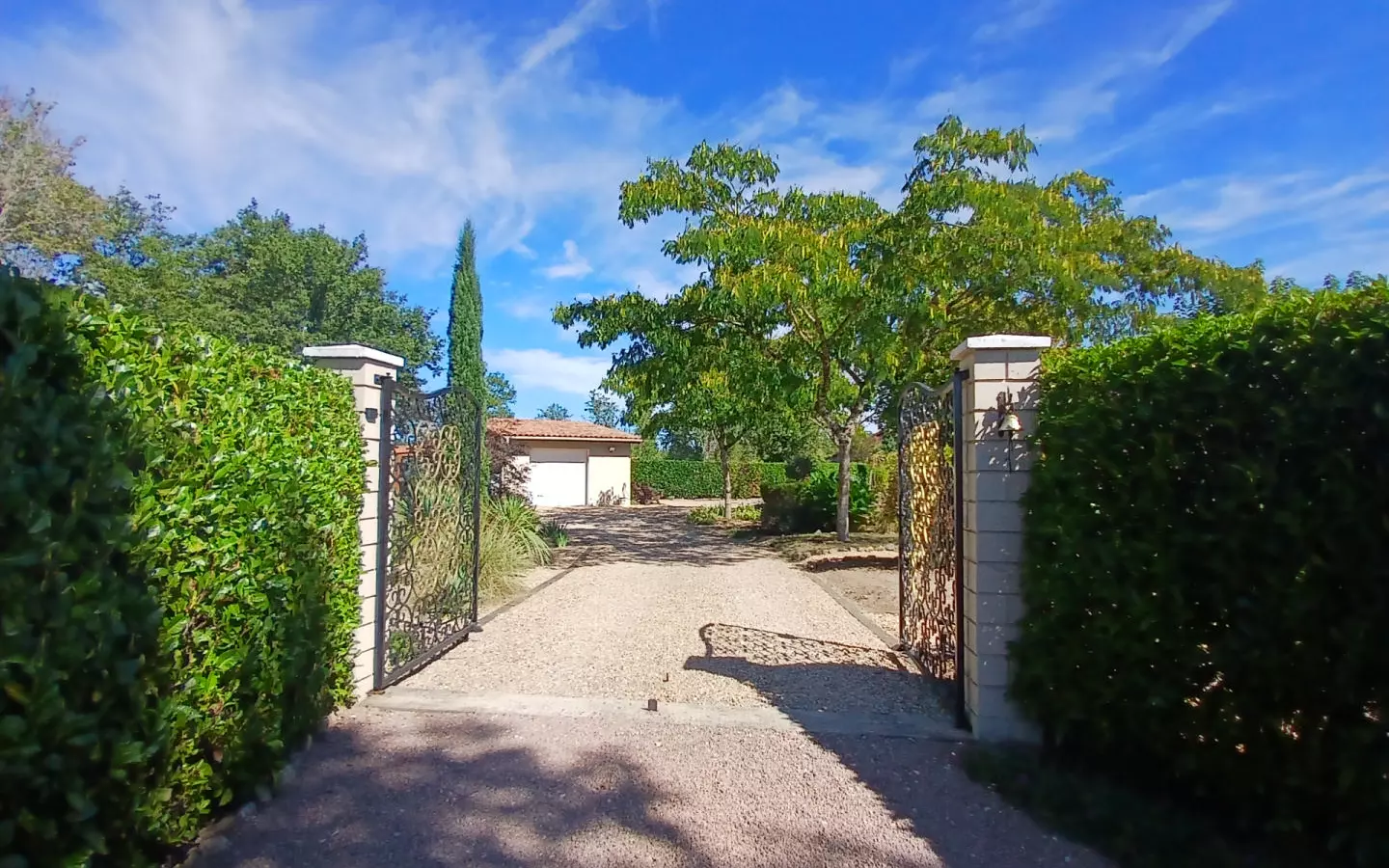 5-bedroom House In Busserolles, France (191 M²)