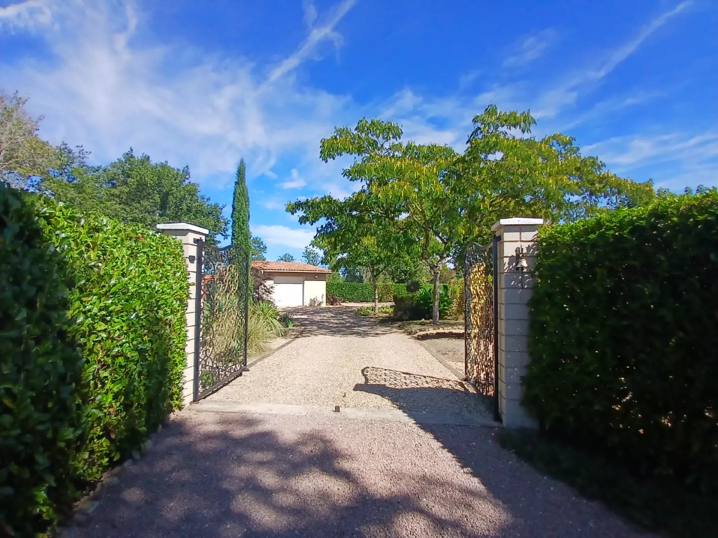 property_image_1zggdqdid8_20261010060517-6ea523 5-bedroom House In Busserolles, France (191 M²)