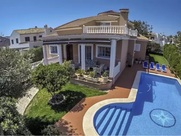 6-bedroom Villa In Torrevieja, Spain (440 M²)