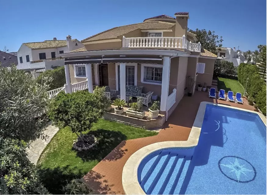 6-bedroom Villa In Torrevieja, Spain (440 M²)