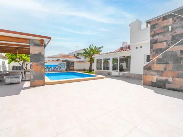 4-bedroom Villa In Torrevieja, Spain (201 M²)