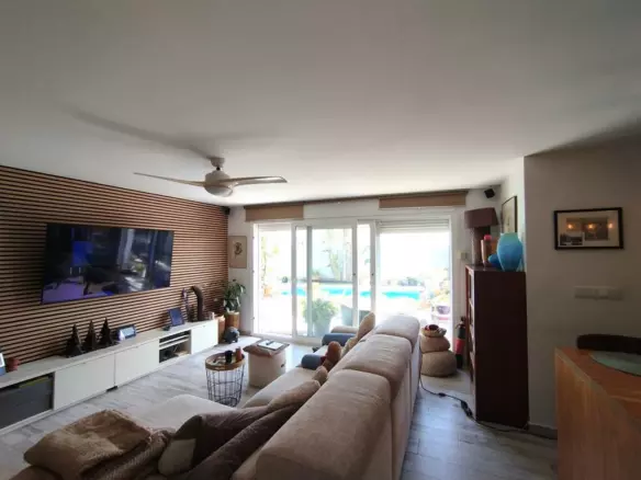 2-bedroom Semi In Torrevieja, Spain (130 M²)