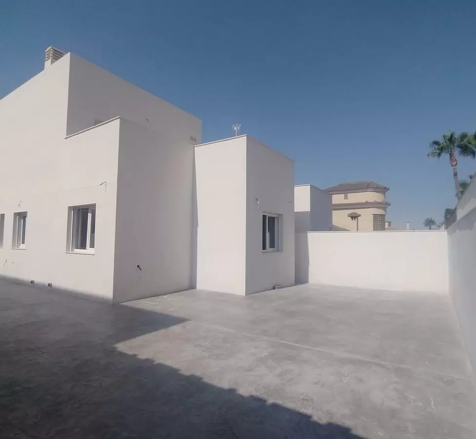 3-bedroom Property In Torrevieja, Spain (407 M² Plot)