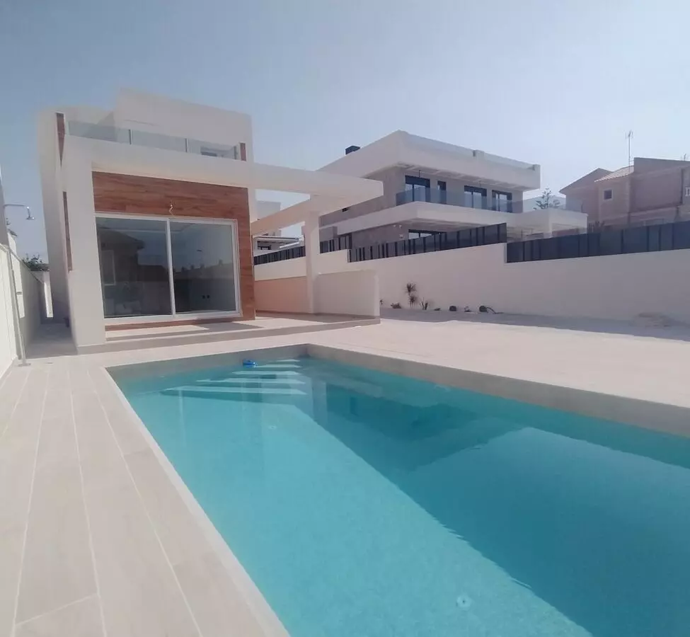 3-bedroom Property In Torrevieja, Spain (407 M² Plot)