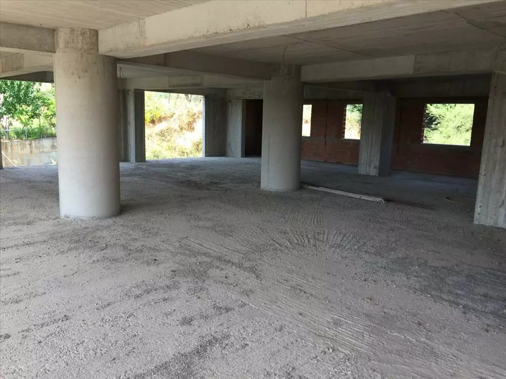Commercial Property In Greece (1.120 M²)