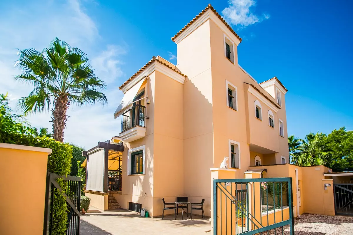 4-bedroom Villa In Torrevieja, Spain (135 M²)