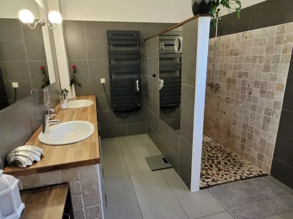 4-bedroom Detached House In Abeilhan, France (180 M²)