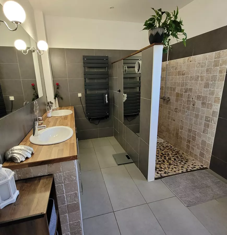 4-bedroom Detached House In Abeilhan, France (180 M²)