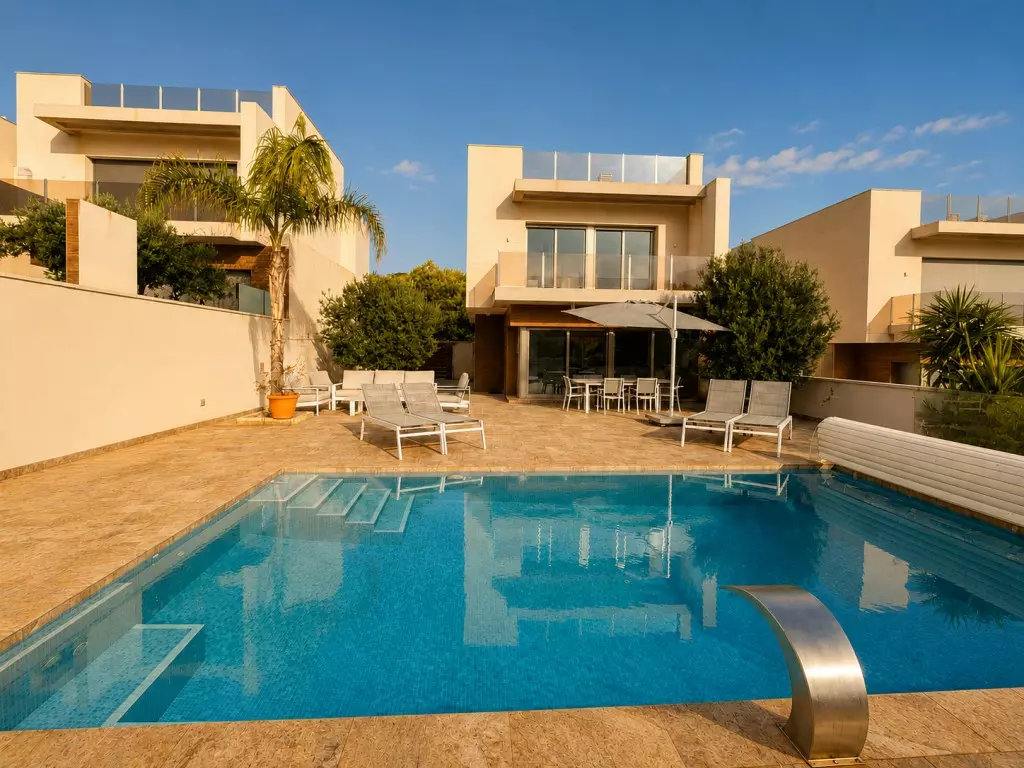 3-bedroom Villa In San Miguel De Salinas, Spain (125 M²)