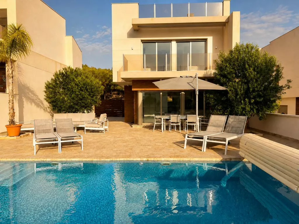 3-bedroom Villa In San Miguel De Salinas, Spain (125 M²)
