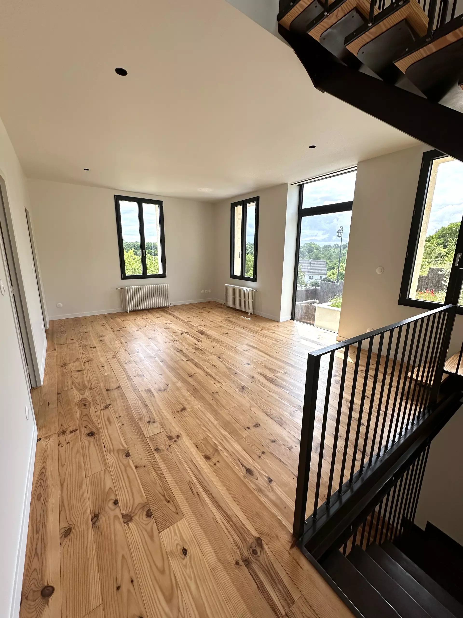 Exceptional Contemporary Country Retreat With Panoramic Valley Views – 1h30 From Paris