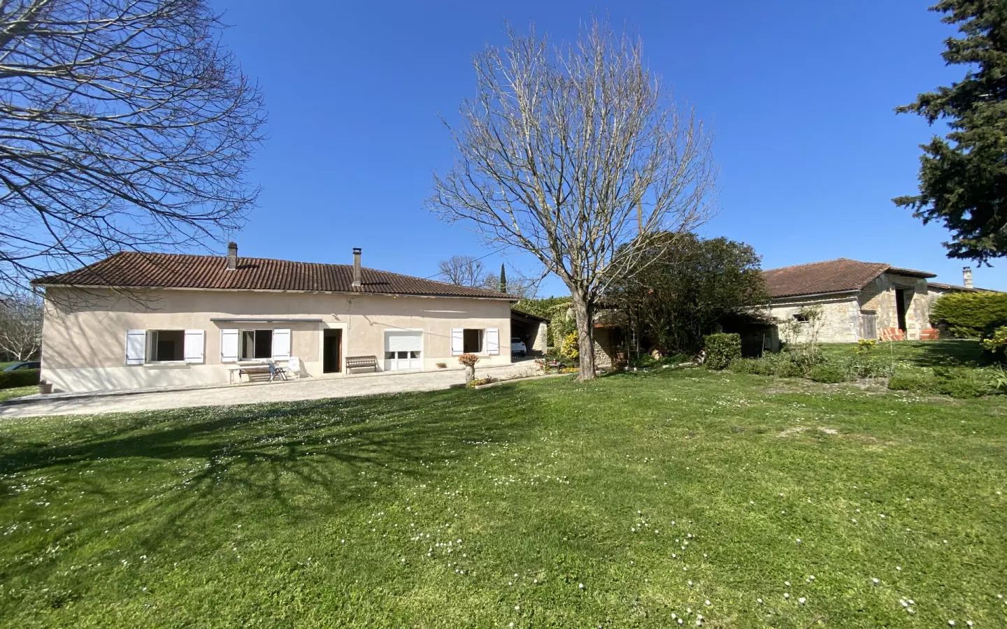 5-bedroom Country House In Saint-quentin-de-chalais, France (137 M²)