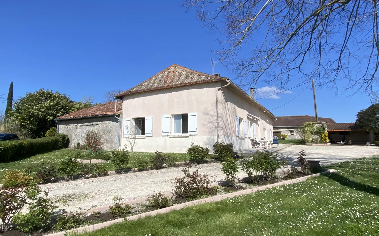 5-bedroom Country House In Saint-quentin-de-chalais, France (137 M²)