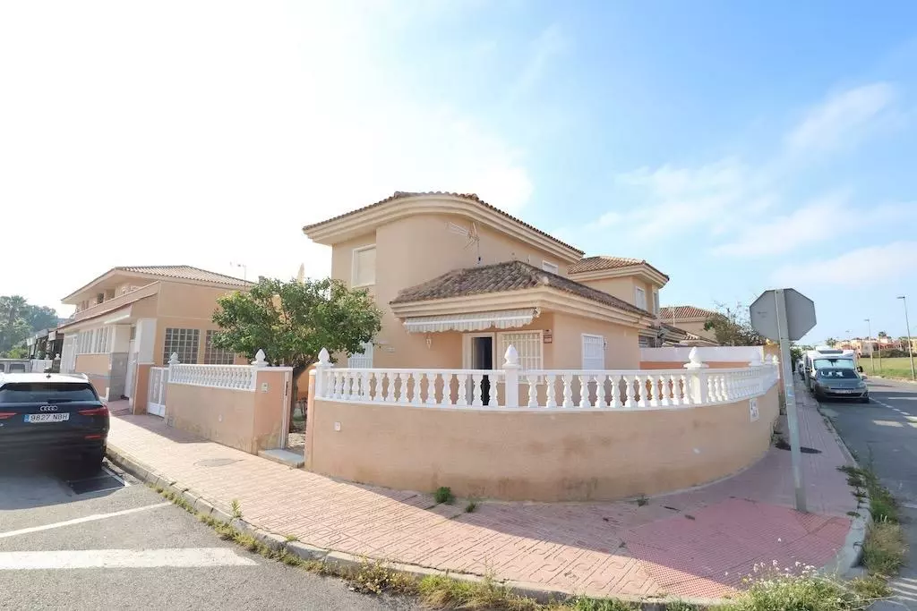 3-bedroom Villa In Torrevieja, Spain (101 M²)